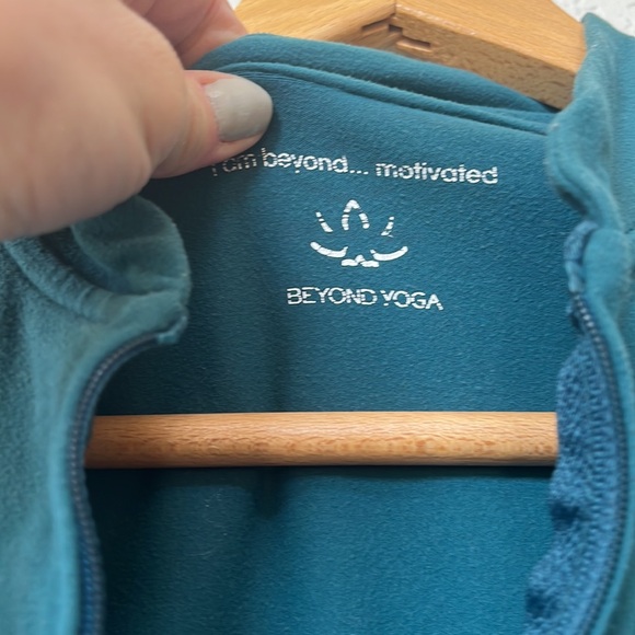 Beyond Yoga Curved Jacket Fitted Activewear  Green size Medium - Picture 8 of 14